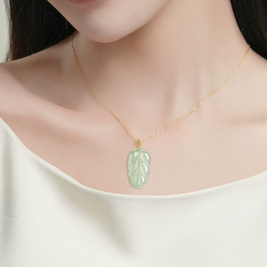 จี้หยกใบไม้แท้จากพม่า จี้รูปใบไม้พร้อมตัวล็อคทองคำ 18K และประดับด้วยหยกเกรดไอซ์เกรด - Product Image 1