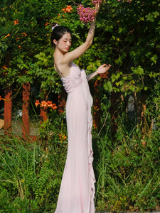 ชุดแต่งงานสีชมพูหวานซ่อนเปรี้ยว คอวี สายเดี่ยว ยาวลากพื้น แต่งดอกไม้สามมิติ ชายกระโปรงระบายพลิ้วไหว ดีไซน์โปร่งแสง - Product Image 3