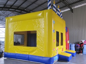 ปราสาทลมเป่าลม PVC เป็นมิตรกับสิ่งแวดล้อม รับน้ำหนักได้ 800 กก. รองรับผู้โดยสาร 12 คน สำหรับงานวันเกิดเชิงพาณิชย์ - Product Image 4
