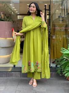 Lancement 2026 – Nouveauté : Ensemble 3 pièces indien Shalwar Kameez non cousu en Faux Georgette brodé multicolore pour femme – Idéal pour les fêtes - Product Image 2