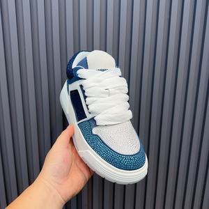 Les nouvelles chaussures de sport décontractées et tendance pour hommes et femmes de la marque 2026 sont légères et à semelle épaisse pour une utilisation en extérieur. - Product Image 2