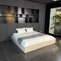 Lit plateforme king size rembourré semi-circulaire incurvé de designer, couleur crème, pour gîte tendance