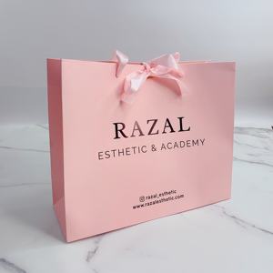 Sacs cadeaux en papier rose personnalisés avec estampage à chaud doré et poignées en ruban - Sacs de shopping de luxe pour boutiques - Product Image 5