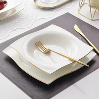 Assiettes carrées en porcelaine fine écologiques pour la vente directe, couleur personnalisée, assiettes de restaurant en porcelaine blanche avec bord doré, vente en gros