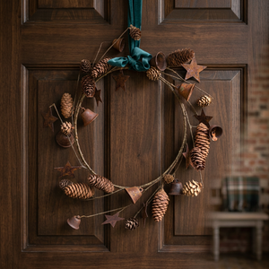 Corona rústica hecha a mano con conos de pino, estrellas y campanas para decoración navideña de puertas - Product Image 6