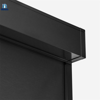 Persianas enrollables motorizadas de diseño liso integradas para fachada con sistema Zip Track, superficie de tela y control remoto para uso exterior