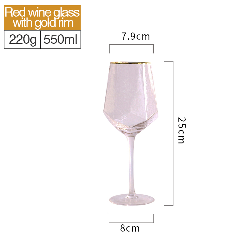 bicchiere da vino rosso trasparente con bordo dorato