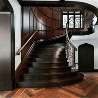 Escalier droit en bois de style traditionnel avec finition naturelle pour maisons privées