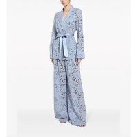 Applique florale en mélange de coton bleu clair revers crantés semi-transparents manches longues poches plaquées ceinture ourlet ondulé veste de chemise