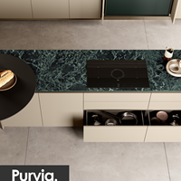 Meuble de cuisine moderne de luxe Purvia sur mesure avec comptoir en marbre vert foncé, bar flottant à charnières, mobilier haut de gamme pour la maison