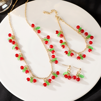Nueva tendencia acrílico cereza fresa hoja joyería conjunto de tres piezas con perlas de imitación caja cadena collar suéter cadena estilo