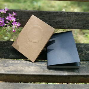 Scatola di carta a forma di libro nero artigianale personalizzata per calzini stampi per biancheria intima - Product Image 2