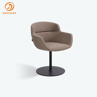 Fauteuil d'appoint minimaliste en cuir noir avec base en métal chromé/noir, dossier incurvé élégant pour la maison, le bureau et le hall d'hôtel