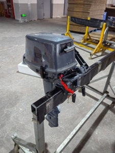 Moteur marin 2 temps 9,8 CV 169cc 2 cylindres stable et abordable, personnalisé en usine, pour bateau pneumatique de pêche et de travail - Product Image 1