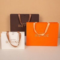 Sacs cadeaux élégants en papier mat avec logo personnalisé en feuille d'or rose, poignées en ruban de qualité supérieure, sacs de shopping pour l'emballage de la mode et des cosmétiques