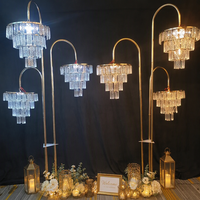Lustre de mariage en cristal avec éclairage LED pour la cérémonie et la décoration de mariage, idéal comme éclairage d'allée et accessoires lumineux.