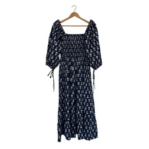Robe longue en coton smocké à fleurs, col en V, style bohème, tenue d'été pour femme, robe noire imprimée à la main, robe indienne pour soirée en jardin - Product Image 5
