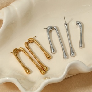 Boucles d'oreilles géométriques tendance en acier inoxydable pour femmes, boucles d'oreilles pendantes classiques pour les fêtes et les mariages - Product Image 1