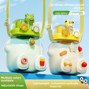 Copo de Plástico Moderno para Crianças com Canudo Duplo, Personagem de Desenho Animado Fofo, Antivazamento, Alça Transversal Ajustável, Grande Capacidade - Product Image 1