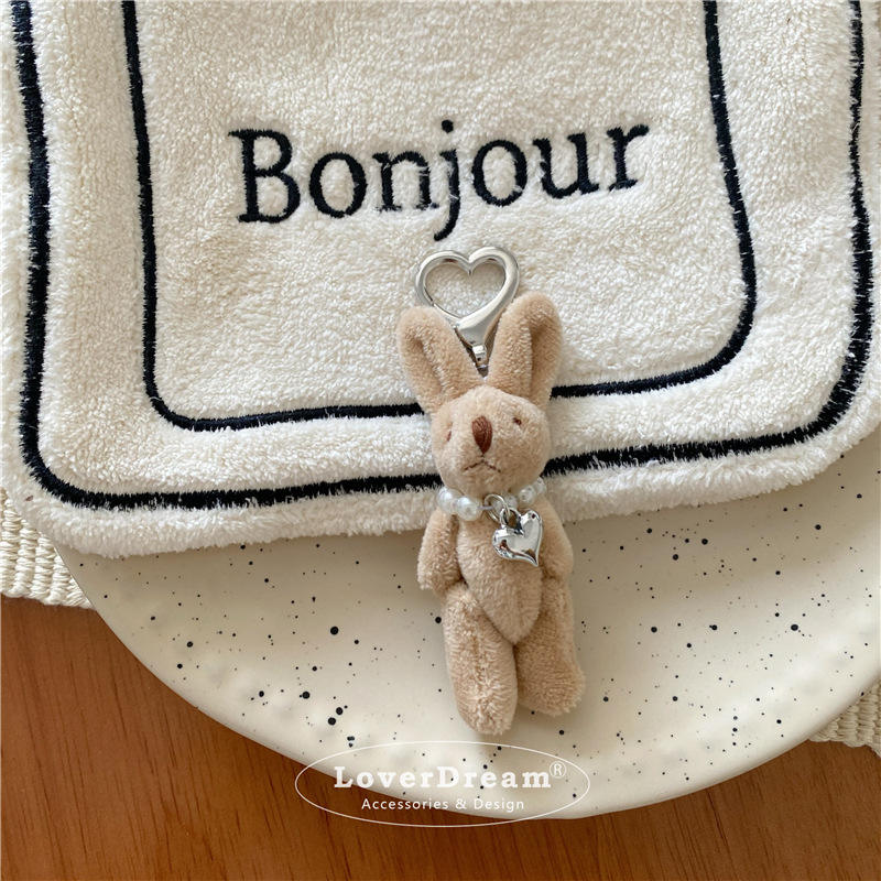 สร้อยคอสีชานมพร้อมจี้รูปกระต่ายและหัวใจ