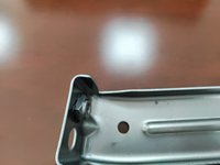 Support en acier galvanisé sur mesure, support de montage estampé avec trous perforés et nervure de renforcement pour l'automobile
