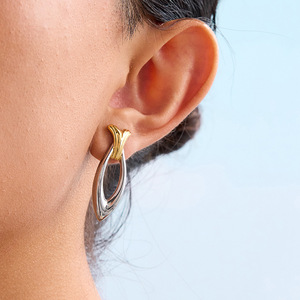 Pendientes de aro de acero inoxidable en bloques de color oro y plata, diseño geométrico, joyería de moda. - Product Image 2