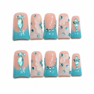 Faux ongles à presser dégradé rose et bleu, avec fleurs 3D et strass, couvrance totale, longueur moyenne, pour soirées - Product Image 5