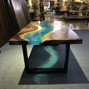 Table en bois massif à bord naturel, fabriquée à la main, avec incrustation de résine bleue époustouflante, tailles personnalisables, idéale pour une maison moderne - Product Image 6