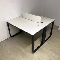 Bureau de poste de travail modulaire classique avec cloisons séparées en noir, blanc et gris avec tiroirs