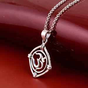 Fabricante indio, mayorista de joyas, colgante religioso OM, collar de cadena nupcial, joyería india en tono plateado para mujer - Product Image 2