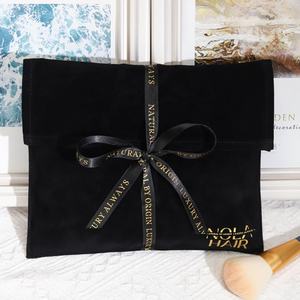 ถุงผ้ากำมะหยี่สีดำพิมพ์โลโก้ตามสั่ง พร้อมริบบิ้น สำหรับใส่ของขวัญสุดหรู เช่น ผ้าพันคอ เสื้อยืด - Product Image 4