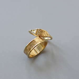 Ensemble de bagues YF8444 polyvalent à motif <span class=keywords><strong>totem</strong></span> diamant rétro pour femmes, plaqué or 18 carats, acier inoxydable étanche - Product Image 1