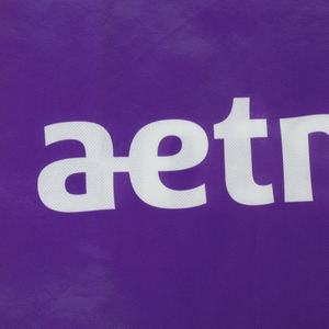 ถุงช้อปปิ้งแบบไม่ทอลามิเนตพร้อมที่จับริบบิ้นดีไซน์รีไซเคิลเป็นมิตรต่อสิ่งแวดล้อมโลโก้ที่กำหนดเอง - Product Image 5