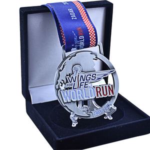 Logo personalizzato pista inglese trofeo d'oro distintivo in metallo cavallo scacchi grandi medaglie con scatola - Product Image 5