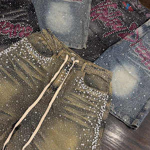 Shorts <span class=keywords><strong>en</strong></span> denim personnalisés pour hommes, style vintage, avec strass sur toute la surface, streetwear de luxe, coupe au niveau du bas, effet délavé au soleil, boucle de ceinture personnalisée - Product Image 3