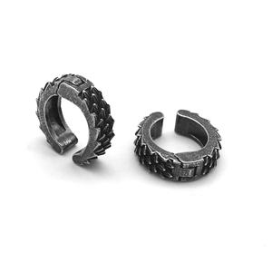 ต่างหูแบบหนีบผู้ชาย สแตนเลส 316L กันน้ำ ป้องกันอาการแพ้ ลายเกล็ดมังกร แบบมีบานพับ ไม่ต้องเจาะหู สไตล์พังก์ กอธิค สำหรับผู้ชาย - Product Image 5