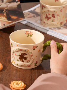Tazza da Caffè in Ceramica Personalizzabile con Uccelli e Farfalle Dipinti a Mano, Design Floreale, Manico Intrecciato, Stile Foresta, Regalo per Ragazze - Product Image 6