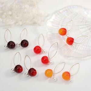 ต่างหูแฟชั่นทรงเรขาคณิตแบบห้อยประดับเพชรและเชอร์รี่สีแดง ดีไซน์น่ารักหวานแหวว วัสดุโลหะผสมสังกะสีชุบทอง สำหรับผู้หญิง สินค้ามาใหม่ - Product Image 4