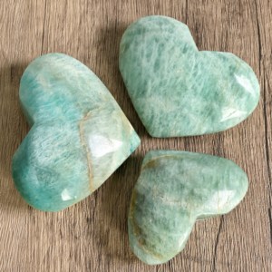 Venta al por mayor de piedras de palma talladas en forma de corazón de cristal pulido, corazón de amazonita para regalo de Feng Shui - Product Image 1