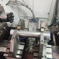 Máquina CNC XY820 para Fresado de Extremos de Ejes y Perforación Central con Tornillo de Banco Hidráulico Autocentrante - Sistema de Bloqueo Automático