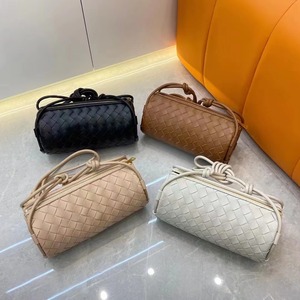 Nouveaux produits en stock : Sac bandoulière cylindrique en cuir de <span class=keywords><strong>vachette</strong></span> pleine fleur de couleur unie pour femme, vente en gros usine - Product Image 1