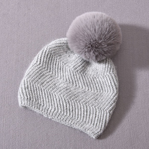 Chapeaux d'hiver pour enfants faits à la main tuques crânes tricotées <span class=keywords><strong>en</strong></span> cachemire doux avec pompon <span class=keywords><strong>en</strong></span> <span class=keywords><strong>fausse</strong></span> <span class=keywords><strong>fourrure</strong></span> amovible mignon bonnet épais et chaud pour le voyage - Product Image 2