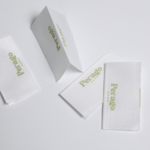 Étiquette en tissu imprimé de haute qualité avec logo et guide d'entretien à coudre sur le support pour vêtements décontractés - Product Image 5