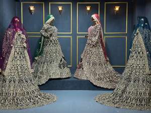 Lehenga Choli en velours de créateur avec traîne allongée et ornements en pierres complexes pour mariages et fêtes grandioses, prêt à porter - Product Image 4