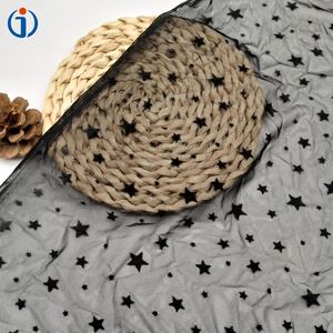 จีนผลิตผ้าตาข่ายถักแบบฟล็อกกิ้งลายดาวหกแฉก สีดำ ทำจากโพลีเอสเตอร์ 95% และสแปนเด็กซ์ 5% สำหรับตัดเย็บเสื้อผ้า - Product Image 4