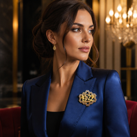 Broche personnalisée en strass plaqué or avec pierres rouges et bleues pour cadeau d'anniversaire, vente en gros, coffret cadeau en vrac