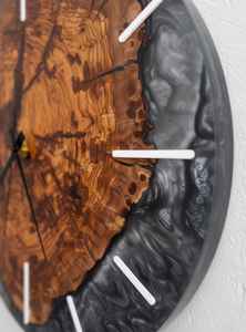 Horloge murale artisanale en résine décorative avec cadre en bois offrant un mélange parfait d'attrait rustique et de chronométrage contemporain - Product Image 4