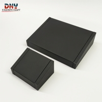 Ensemble de présentoirs personnalisés en cuir PU noir pour bijoux de piercing avec pinces en plastique pour bijoux corporels