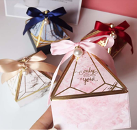 Boîte cadeau de mariage en carton triangulaire miniature artisanale romantique en chocolat et bonbons, fabriquée avec des matériaux recyclés écologiques personnalisés