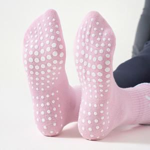Calcetines deportivos antideslizantes de algodón con lazo y volantes para mujer, para fitness y trampolín - Product Image 4